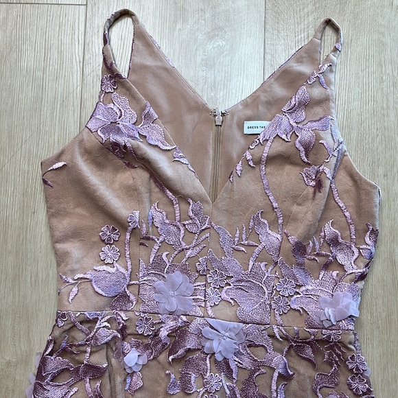 DRESS THE POPULATION Sidney Deep V-Neck 3D Lace Gown, Lilac/ Nude MEDIUM 1302 - Picture 6 of 9